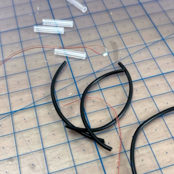 肩の3連バーニア。3mm以下の砲弾型LEDがないので、チップLEDをレジンで筒状に。硬化後ヤスって曇らして全体を光らせます。&nbsp;（2枚目）