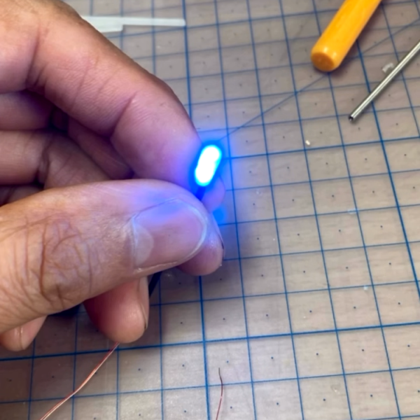 肩の3連バーニア。3mm以下の砲弾型LEDがないので、チップLEDをレジンで筒状に。硬化後ヤスって曇らして全体を光らせます。&nbsp;（4枚目）