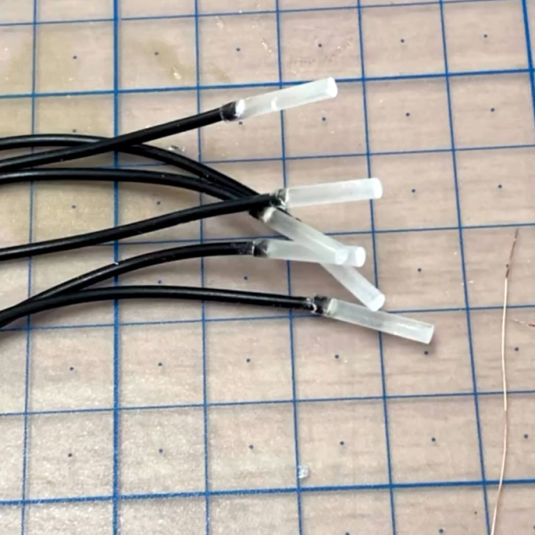 肩の3連バーニア。3mm以下の砲弾型LEDがないので、チップLEDをレジンで筒状に。硬化後ヤスって曇らして全体を光らせます。&nbsp;（3枚目）