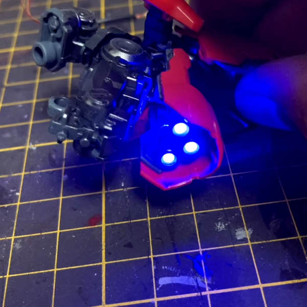 肩の3連バーニア。3mm以下の砲弾型LEDがないので、チップLEDをレジンで筒状に。硬化後ヤスって曇らして全体を光らせます。&nbsp;（6枚目）