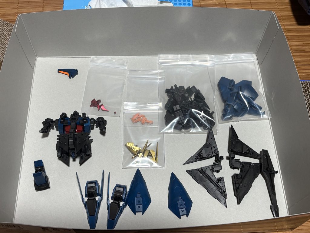 この辺りは黒サフを使用したパーツ。青以外のパーツは全てメタリックベタ塗り。青は黒立ち上げでこれもなんちゃってグラデーション塗装をしています💦。