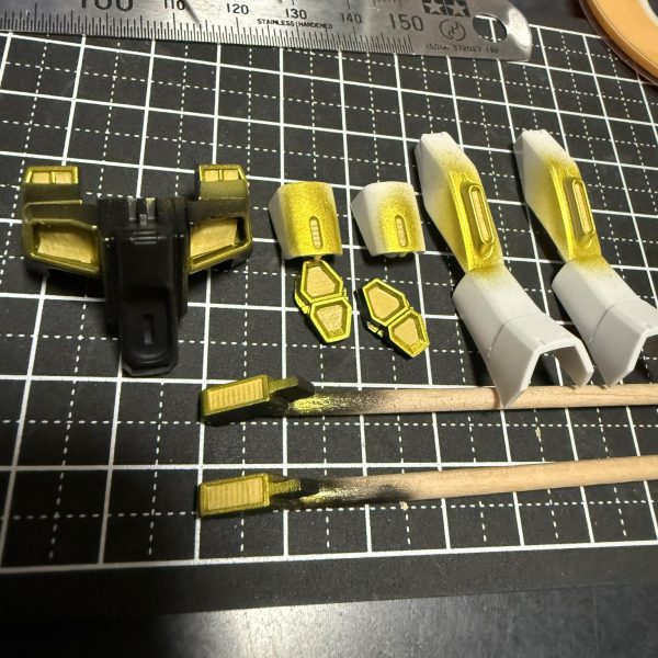RG版でスリット部にチラッと見えるゴールド塗装に挑戦。関節部は黒サフ→スターブライトブラス→光沢クリヤーにしてあります。（正規品、かつ適正価格での）デカールが手に入りそうにないのでマーキングは無し。完成はしていますが、そちらは後ほど上げます。（2枚目）
