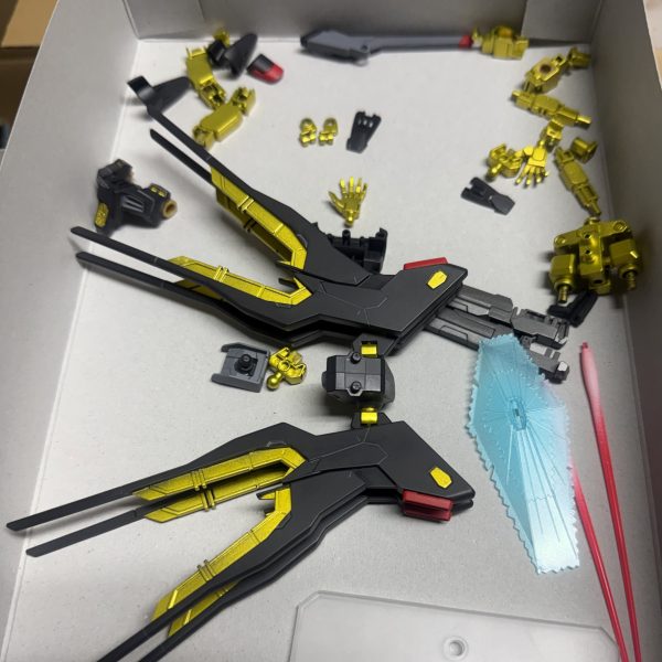RG版でスリット部にチラッと見えるゴールド塗装に挑戦。関節部は黒サフ→スターブライトブラス→光沢クリヤーにしてあります。（正規品、かつ適正価格での）デカールが手に入りそうにないのでマーキングは無し。完成はしていますが、そちらは後ほど上げます。（3枚目）