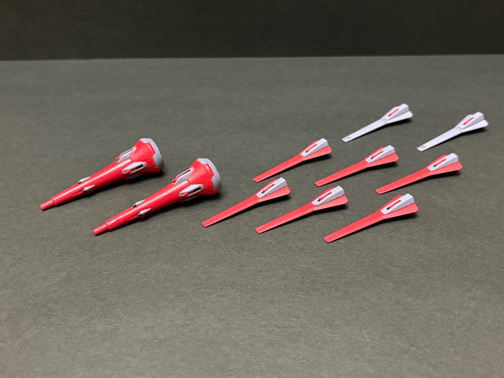GDU-X10、GDU-X9 突撃ビーム起動砲　レジェンドが使用していたモデルの改良バージョン。X-10はX-7、X-9はX-5に対応し、エネルギー効率を改善したことで装甲への電力配分を増やしている。もちろん９門のビーム砲やビームスパイクなどは健在である。なお模擬戦中にX-9を２基喪失しており、腰部には予備のX-5を装備している。　こういうのは色変えただけでも設定盛ってしまいたくなりますね。というかコイツも砲口別パーツだし、切り離しギミックもあるしでワクワクしますね（？）。あと何気に全部3mm軸のスタンドにさせるようになってるのありがたい。