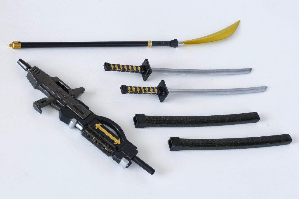 武器類かなり難航した。特に二刀の塗り分け。鍔の黒をどんな黒にするかで何度もやり直し…柄の塗り分けをエナメルにしようが水性にしようがキレイに仕上がらず、最終的に金を残して他を削って地肌の整形色の紺を磨くことで塗り分けた。