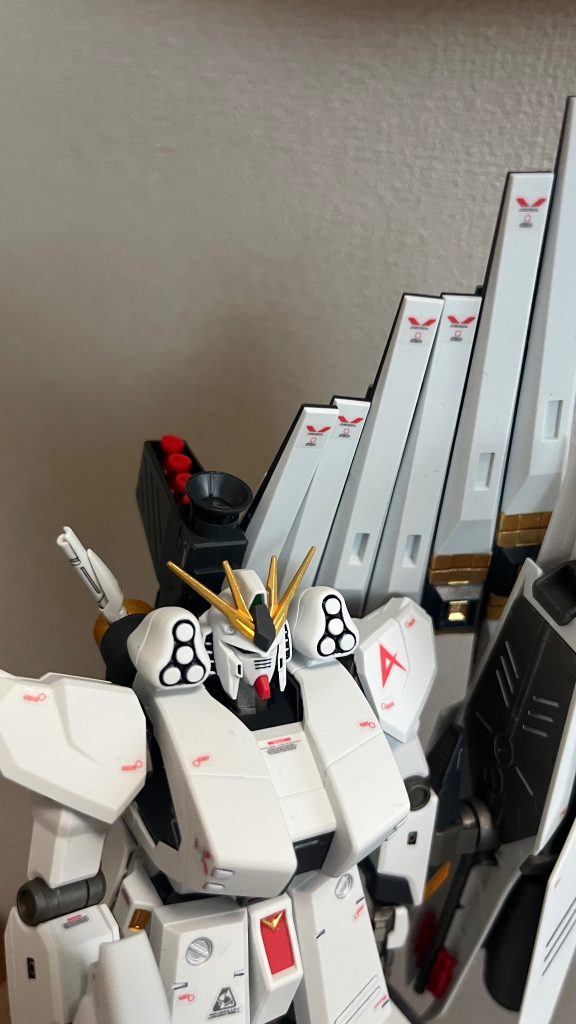 自分的にはスラスターやファンネルのイエローをゴールドにしたのが効いていると思う。