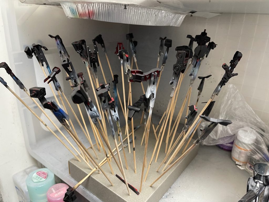 　全ての部品に黒サーフェイサーを吹き付けておきます