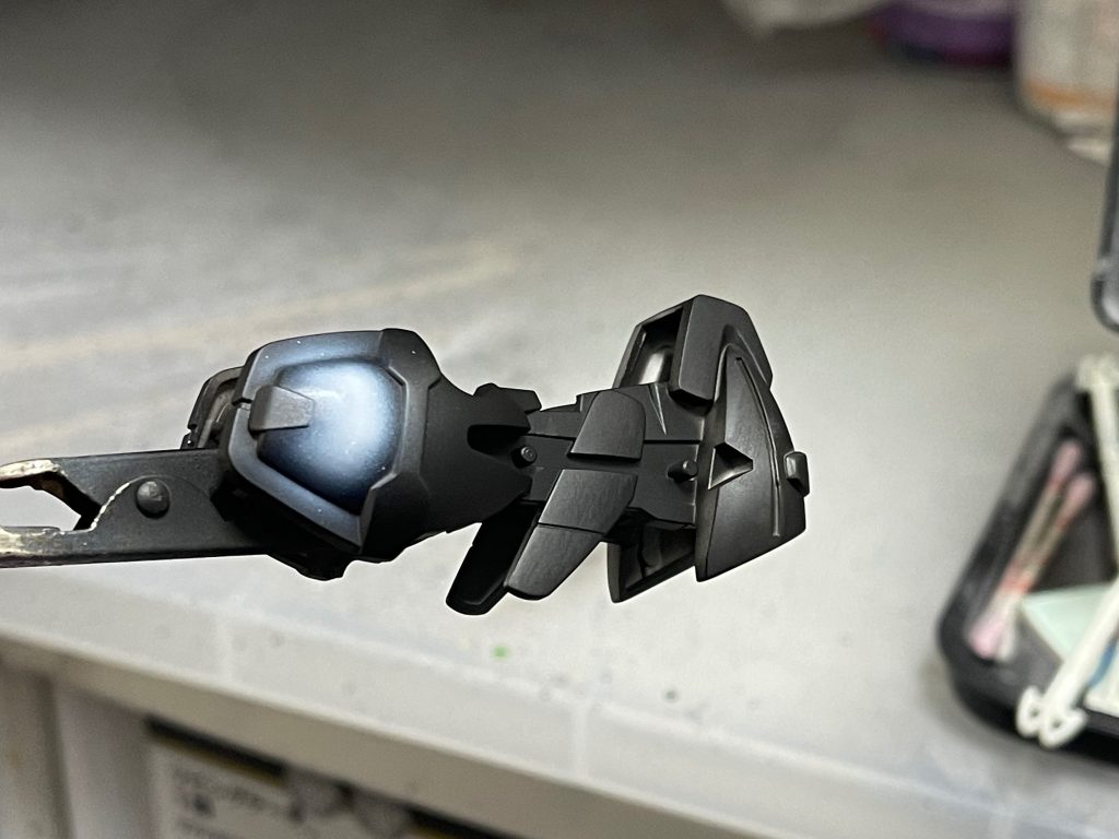 　今回も黒立ち上げでグラデーション塗装して行きます。まずは中心から外側に塗り広げていきます