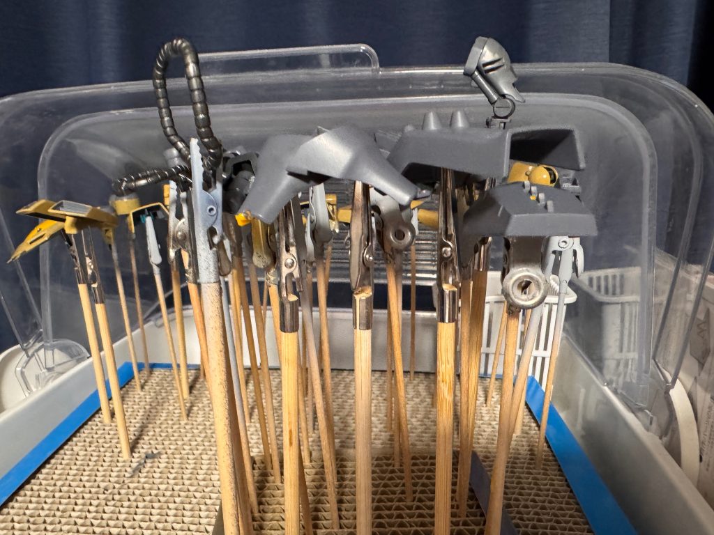 今回は初めてサーフェイサー時点から筆塗りで塗ってみました。サーフェイサーはメカサフヘビーを使用しています。