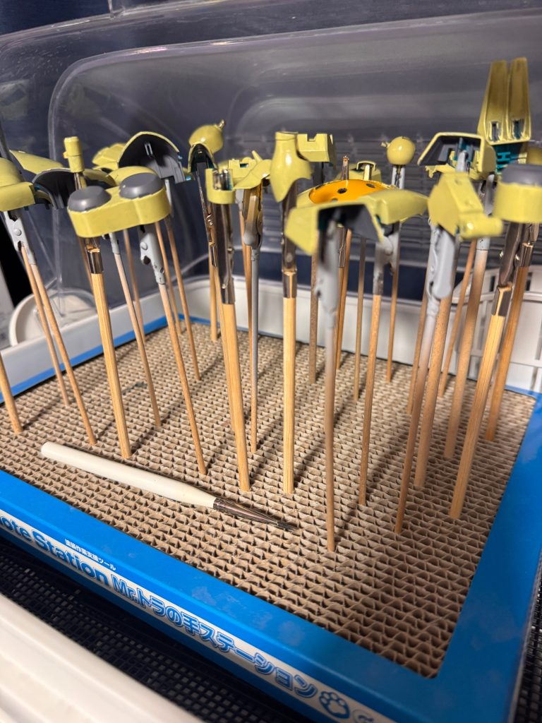 本体装甲色は水性ホビーカラーのイエローとジャーマングレイを適度に混ぜ合わせて製作しました。なかなかいい色が出せず、かなり苦戦しました。今思うと水性ホビーカラーのセイラマスオカラーセットのからしイエローや、チュチュ専用デミトレーナーを買えば早かったような気がします…