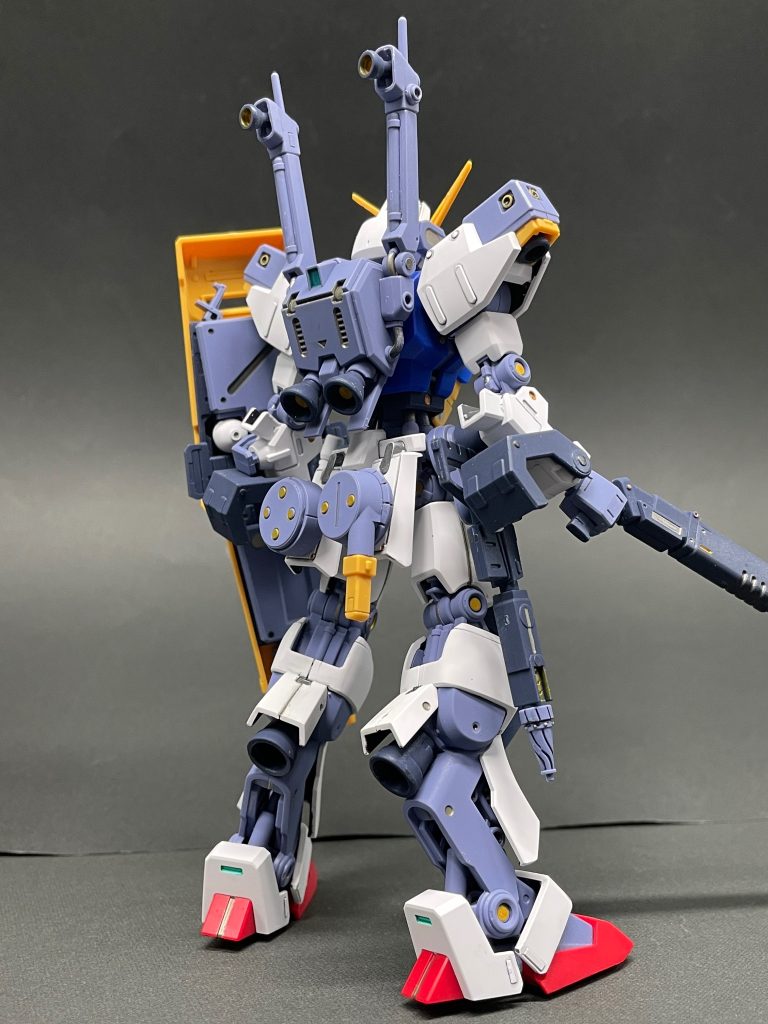 最近、ちょっと前のキットばかり作っていましたし、構造自体も従来のMSとは異なり新鮮な感じでした😁外装パーツの裏側は黒く塗りました。これだけで締まる感じがします😄