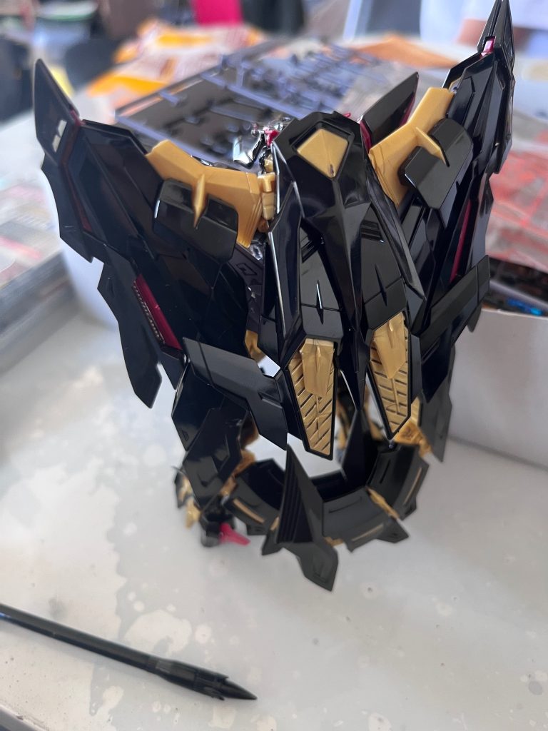 墨入れはガンプラマーカーで行いました。ふふ、十分な光沢が製品組立時にすでに備わっておりますな。それにしても凶悪な背面。ファイナルフュージョンするのか？