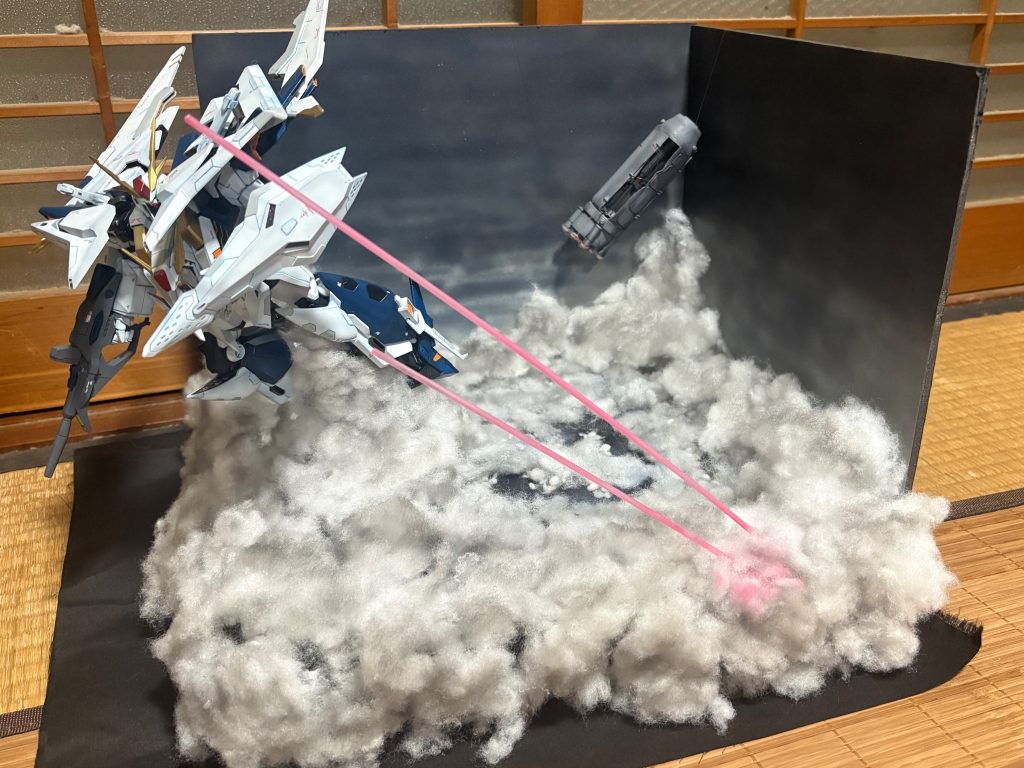 生成AIに空中ジオラマベースMK2を撮った写真を映画のシーンみたいにしてほしいと生成してもらったモノを参考に作り替えたのが空中ジオラマベースMK3です(笑)。これを模型コンテストに出せれば良かったんですがね😥。これもカラーボードをグレイに塗装して遠目な雲を表現しています。