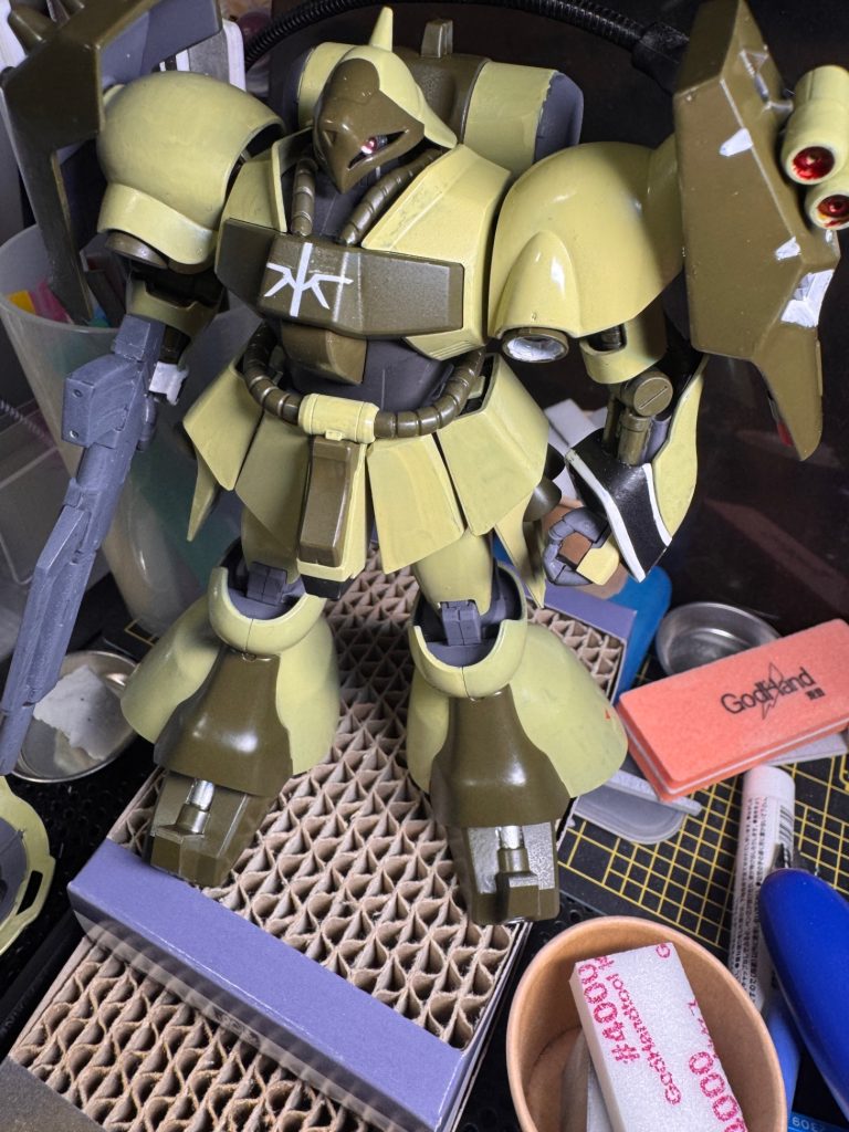 全塗装後の組み立て状態。この後デカールを既存のUC用を分割して切り貼りして作ったり、バーニアに蛍光塗料と蓄光塗料を重ね塗りしたりした後、トップコート（艶消し）を吹いて汚して完成しました。