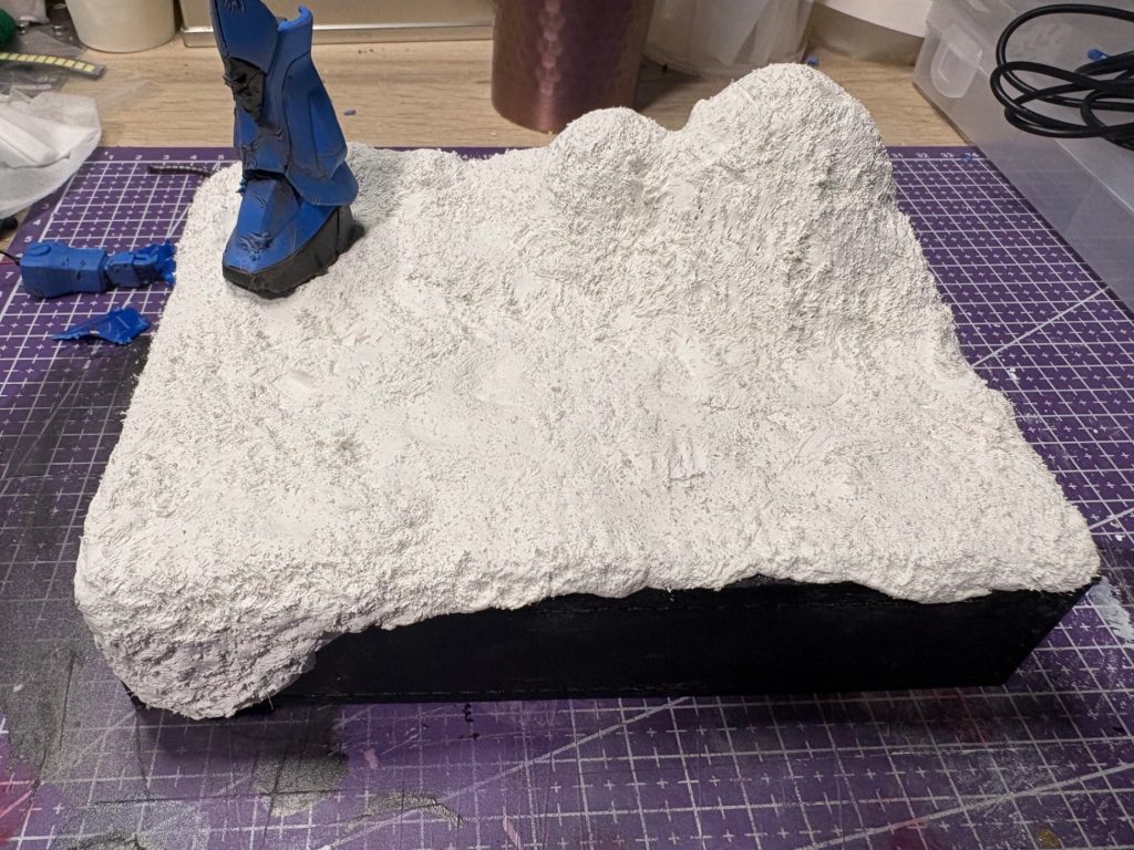 紙粘土をワイヤーブラシでガシガシ