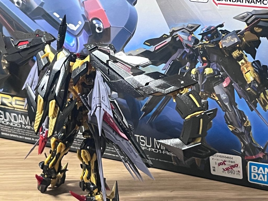 手を加えたのは、トップコートのみです。ツヤありに挑戦しましたが案の定あまり綺麗には行きません。均等に吹けないのか、ゴミか？多分これは一本めの缶が終わった時に、飛び散ったグロス。