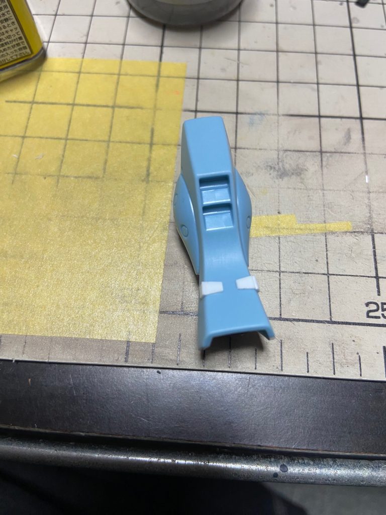 すねのディテールも削り落としプラ板で作り直し。