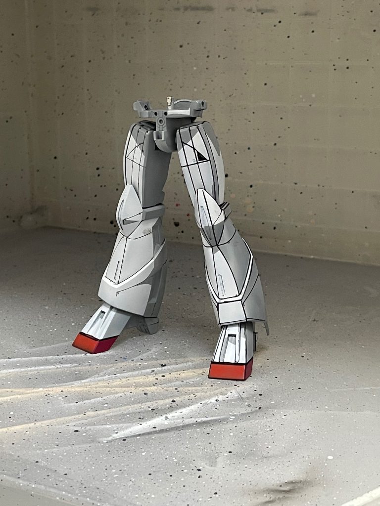 影を塗り分けて輪郭を油性ペンで書き込んで行きます