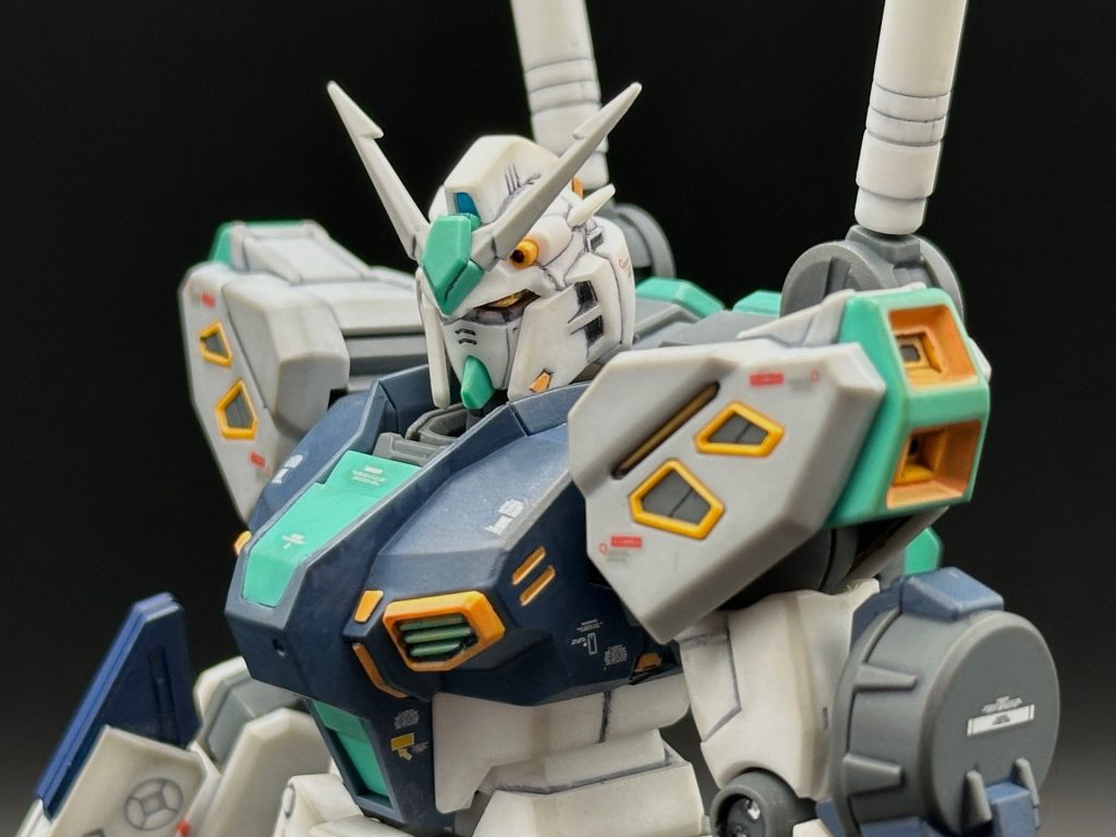 上半身のアップ。ノーマルのνガンダムと比べても色分けが細かいです。