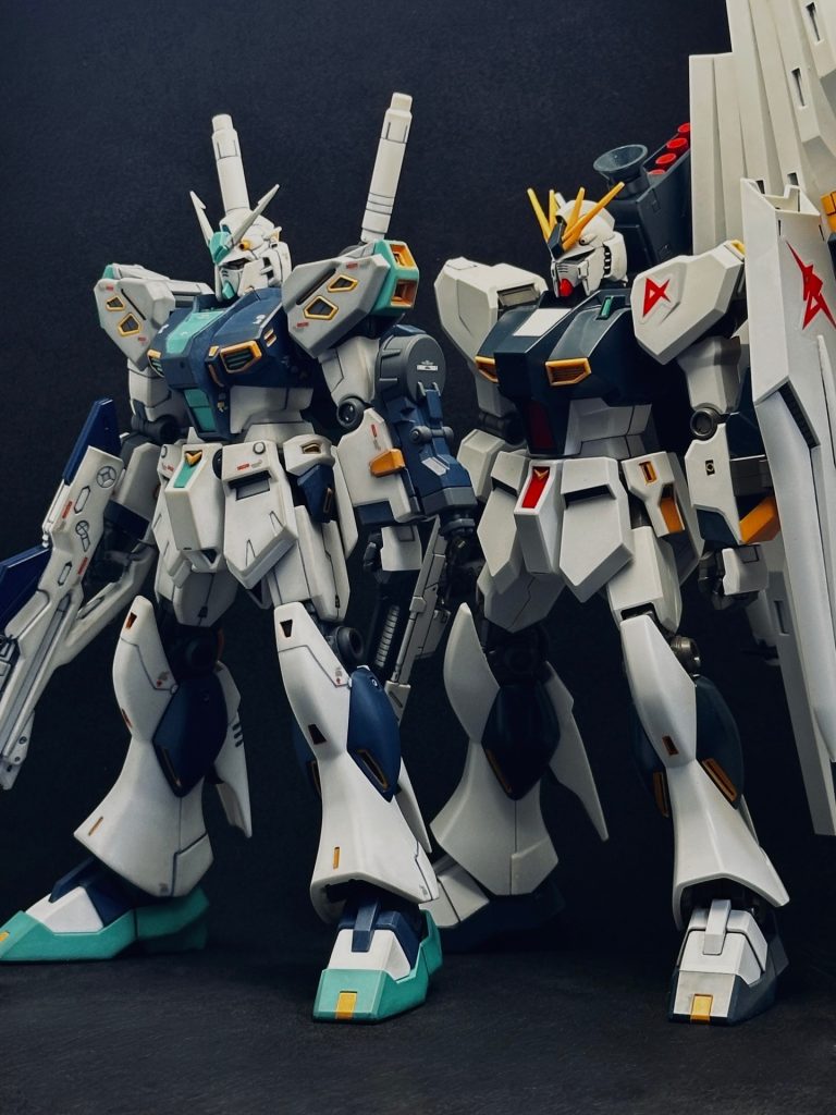 HGUCのνガンダムと並べて。基本的なシルエットはとても似ています。