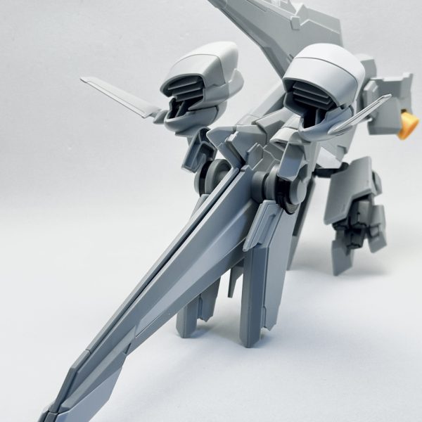 機首部分とテールスタビライザー、腰アーマー、外付けファンネルミサイルコンテナ×28基を仮組みしました。スタビライザーは収納状態ですでに25cmあります🫵（2枚目）