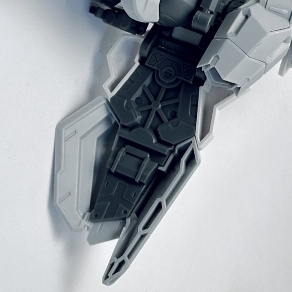 腕部シールドと肩アーマーの目立つ肉抜きを塞ぐ（3枚目）