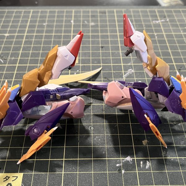 なんとか形になってくれましたε-(´∀｀;)ゴアマガラの武器はどれも印象的ですが、一番インパクトを感じたのは双剣のクロウofリッパーなのでこれを再現してみました！アスクレプオスの爪がちょうどいい感じだったので贅沢に2キット使用し、そこから百錬やティフォエウス等のパーツをベースに制作。大きな刃はプラ板とパテで整形しました。このままだと持たせるときに大変なので、上側のパーツがガパッと開くようにしてあります。制作時の鬼門の1つである武器問題が解決して一安心です😅まあ、まだ問題は残ってるんですけどね…（2枚目）