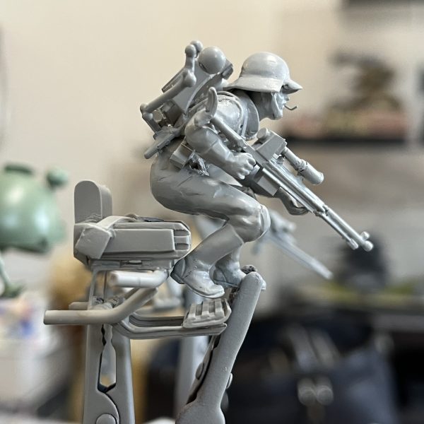 座席の造作が終わりました。ワッパのどの箇所に座席用のフレームを固定するか？…もうここしか無いだろう…という箇所がありました。そこからフレームの形状を決めていざ座席のデザインをどうするか？ランドムーバーや背嚢を背負っているので背もたれは低く設定。旋回した際の落下防止の為、腰回りをガッチリ固定するシートベルト。旋回時や降下時に踏ん張る為のステップ。これが無いと嘘だろう…という事で盛り込みました。（2枚目）