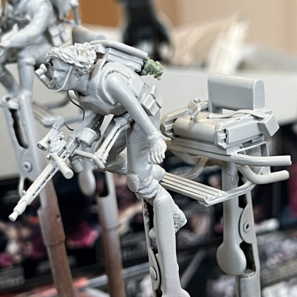 座席の造作が終わりました。ワッパのどの箇所に座席用のフレームを固定するか？…もうここしか無いだろう…という箇所がありました。そこからフレームの形状を決めていざ座席のデザインをどうするか？ランドムーバーや背嚢を背負っているので背もたれは低く設定。旋回した際の落下防止の為、腰回りをガッチリ固定するシートベルト。旋回時や降下時に踏ん張る為のステップ。これが無いと嘘だろう…という事で盛り込みました。（5枚目）