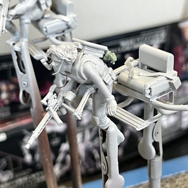 座席の造作が終わりました。ワッパのどの箇所に座席用のフレームを固定するか？…もうここしか無いだろう…という箇所がありました。そこからフレームの形状を決めていざ座席のデザインをどうするか？ランドムーバーや背嚢を背負っているので背もたれは低く設定。旋回した際の落下防止の為、腰回りをガッチリ固定するシートベルト。旋回時や降下時に踏ん張る為のステップ。これが無いと嘘だろう…という事で盛り込みました。（6枚目）