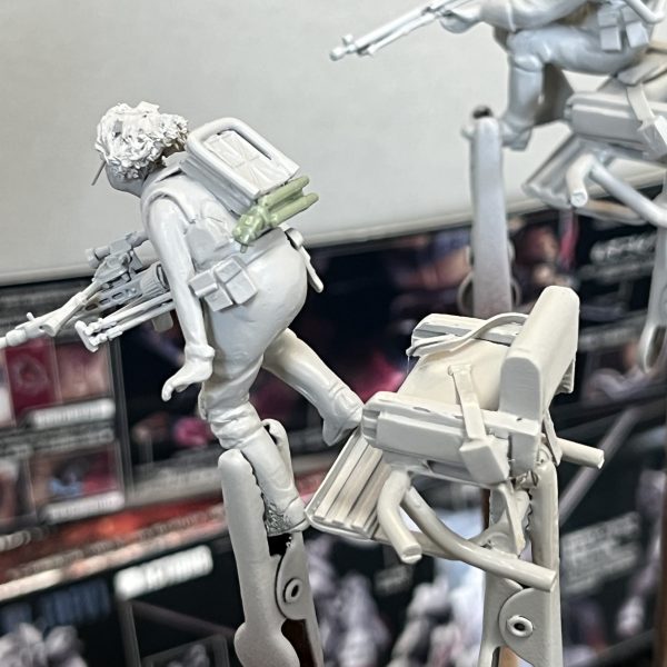 座席の造作が終わりました。ワッパのどの箇所に座席用のフレームを固定するか？…もうここしか無いだろう…という箇所がありました。そこからフレームの形状を決めていざ座席のデザインをどうするか？ランドムーバーや背嚢を背負っているので背もたれは低く設定。旋回した際の落下防止の為、腰回りをガッチリ固定するシートベルト。旋回時や降下時に踏ん張る為のステップ。これが無いと嘘だろう…という事で盛り込みました。（7枚目）