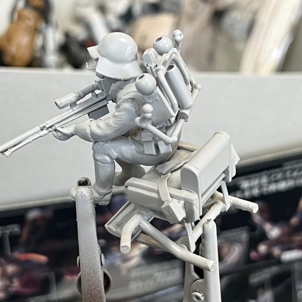 座席の造作が終わりました。ワッパのどの箇所に座席用のフレームを固定するか？…もうここしか無いだろう…という箇所がありました。そこからフレームの形状を決めていざ座席のデザインをどうするか？ランドムーバーや背嚢を背負っているので背もたれは低く設定。旋回した際の落下防止の為、腰回りをガッチリ固定するシートベルト。旋回時や降下時に踏ん張る為のステップ。これが無いと嘘だろう…という事で盛り込みました。（4枚目）