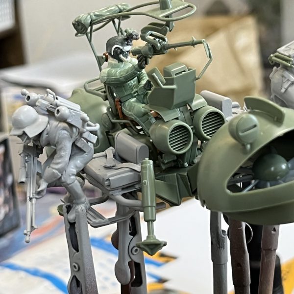 ワッパと座席を仮組みしてました。ワッパでヘリボーン作戦！サイコミュを搭載した地上配備型試作モビルアーマーが連邦勢力圏に墜落。そのパイロットの救出と機密データの回収及び機体破壊の指令を受けたデルタフォースチームが今敵地に降り立つ！…そんな感じでしょうか？😅ジオラマベースをどうするか？ですが今の所2通り迷ってます。①草原でホバーリング（草が風で舞って臨場感あり）②山の上？でホバーリング（ゴツゴツして起伏があり立体感あり）（2枚目）