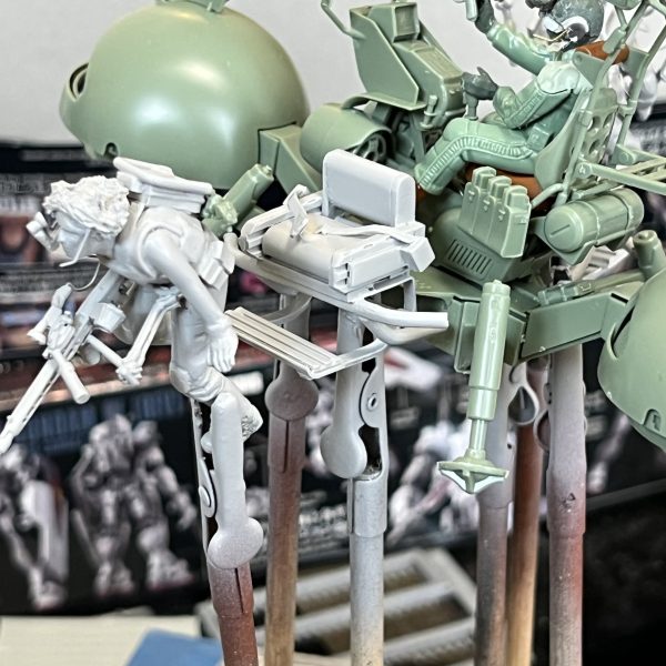 ワッパと座席を仮組みしてました。ワッパでヘリボーン作戦！サイコミュを搭載した地上配備型試作モビルアーマーが連邦勢力圏に墜落。そのパイロットの救出と機密データの回収及び機体破壊の指令を受けたデルタフォースチームが今敵地に降り立つ！…そんな感じでしょうか？😅ジオラマベースをどうするか？ですが今の所2通り迷ってます。①草原でホバーリング（草が風で舞って臨場感あり）②山の上？でホバーリング（ゴツゴツして起伏があり立体感あり）（7枚目）