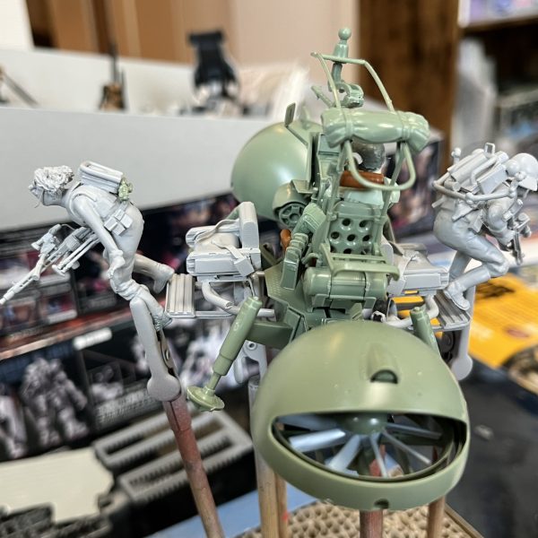 ワッパと座席を仮組みしてました。ワッパでヘリボーン作戦！サイコミュを搭載した地上配備型試作モビルアーマーが連邦勢力圏に墜落。そのパイロットの救出と機密データの回収及び機体破壊の指令を受けたデルタフォースチームが今敵地に降り立つ！…そんな感じでしょうか？😅ジオラマベースをどうするか？ですが今の所2通り迷ってます。①草原でホバーリング（草が風で舞って臨場感あり）②山の上？でホバーリング（ゴツゴツして起伏があり立体感あり）（5枚目）