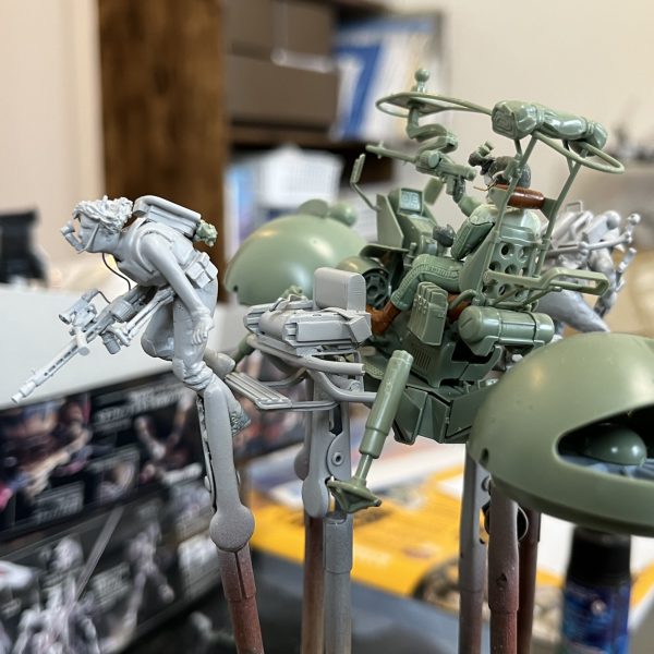 ワッパと座席を仮組みしてました。ワッパでヘリボーン作戦！サイコミュを搭載した地上配備型試作モビルアーマーが連邦勢力圏に墜落。そのパイロットの救出と機密データの回収及び機体破壊の指令を受けたデルタフォースチームが今敵地に降り立つ！…そんな感じでしょうか？😅ジオラマベースをどうするか？ですが今の所2通り迷ってます。①草原でホバーリング（草が風で舞って臨場感あり）②山の上？でホバーリング（ゴツゴツして起伏があり立体感あり）（4枚目）
