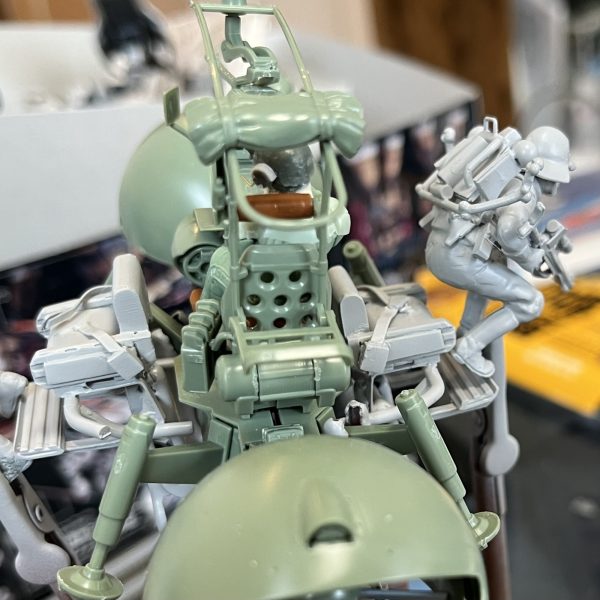 ワッパと座席を仮組みしてました。ワッパでヘリボーン作戦！サイコミュを搭載した地上配備型試作モビルアーマーが連邦勢力圏に墜落。そのパイロットの救出と機密データの回収及び機体破壊の指令を受けたデルタフォースチームが今敵地に降り立つ！…そんな感じでしょうか？😅ジオラマベースをどうするか？ですが今の所2通り迷ってます。①草原でホバーリング（草が風で舞って臨場感あり）②山の上？でホバーリング（ゴツゴツして起伏があり立体感あり）（3枚目）