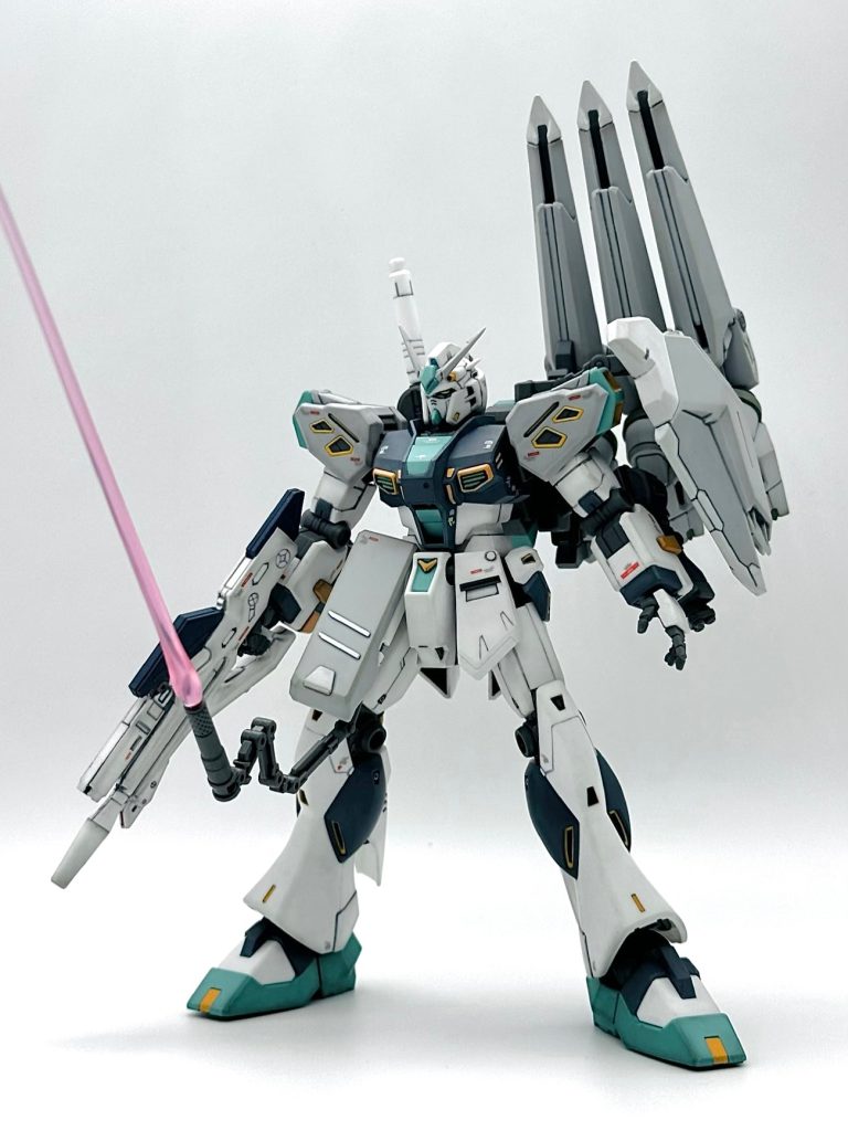 腰部フロントアーマーには隠し腕と固定式ビームサーベル。