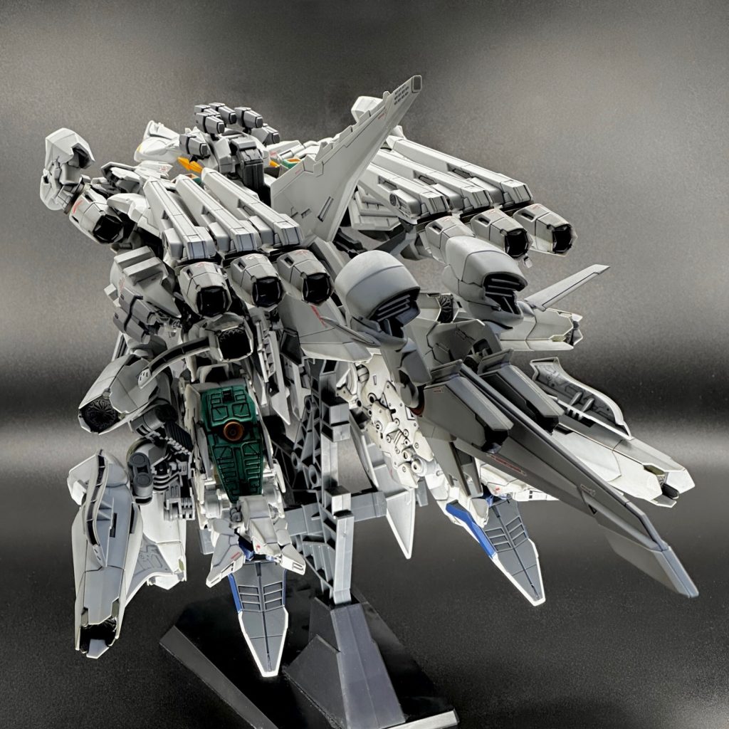 ミノフスキーフライトユニットが未完成のため、大量のプラズマジェットエンジンを束ねた大推力で飛行します。