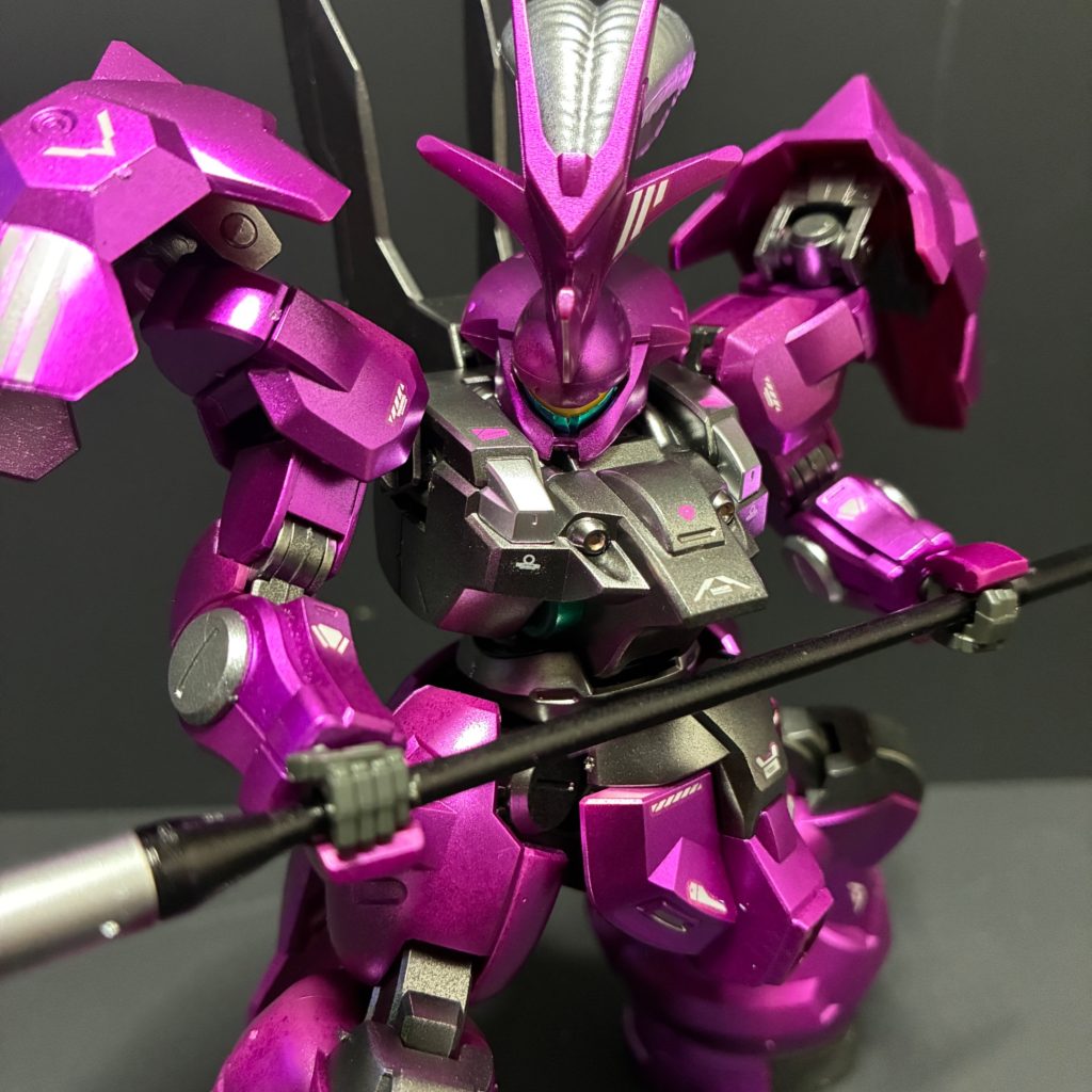 外装はメタリックピンク、フレームはヘビーガンメタリック。頭部の飾りはシャインシルバーで塗装してます。