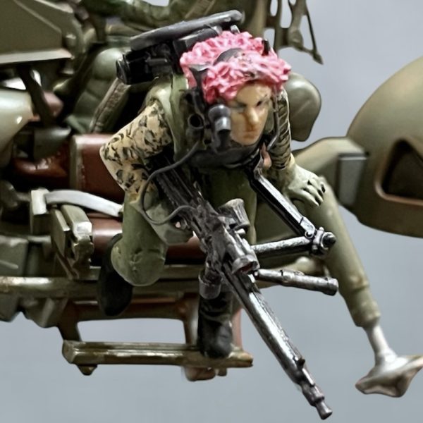 MG42重機関銃を腰に構えた姿勢で目標に照準を合わせる為に機関銃の照準スコープからの映像を右目に装着する小型モニターに映し出す仕組みでそれぞれをコードで繋げています。また通常、三脚などを使用しなければ安定した射撃が不可能ですが腰に装着したサポートアームで支持することで立った姿勢でも安定した射撃が可能となっています。キューブリックの「シャイニング」で初めて使用されたステディカムカメラにヒントを得たキャメロンが「エイリアン2」でカメラを重機関銃に挿げ替えました→スマートガンへ…。多分彼女がチームの先頭に立って立ちはだかる敵兵を片っ端から薙ぎ倒して行くのでしょう…😅(2枚目)