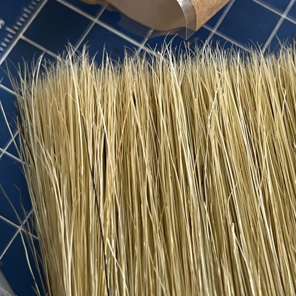 ジオラマに着手しました。今回使用する素材です。刷毛は草の素材として使用します。（3枚目）