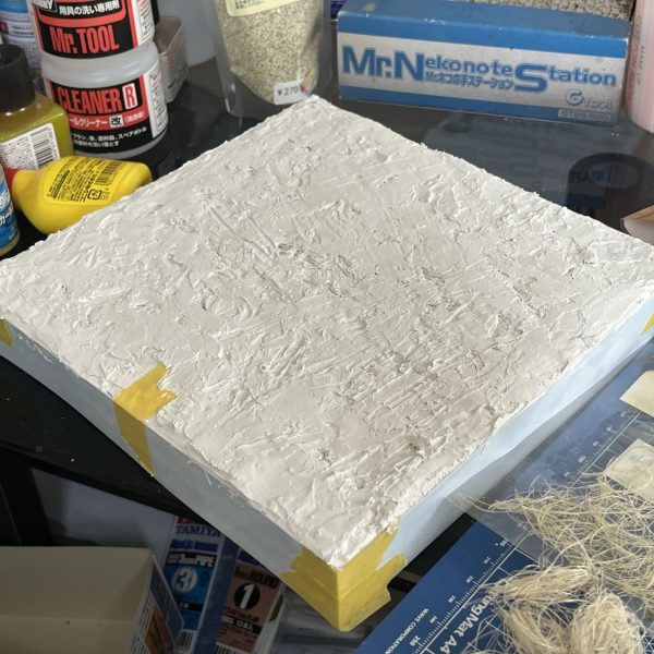 ジオラマに着手しました。今回使用する素材です。刷毛は草の素材として使用します。（2枚目）