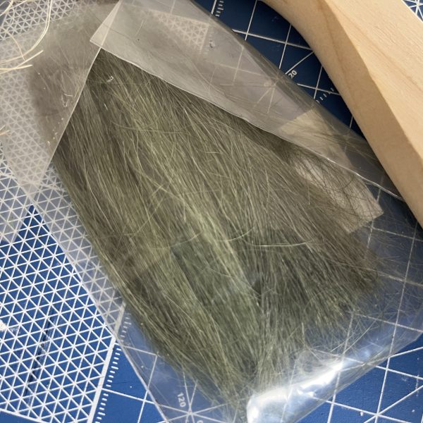 ジオラマに着手しました。今回使用する素材です。刷毛は草の素材として使用します。（7枚目）
