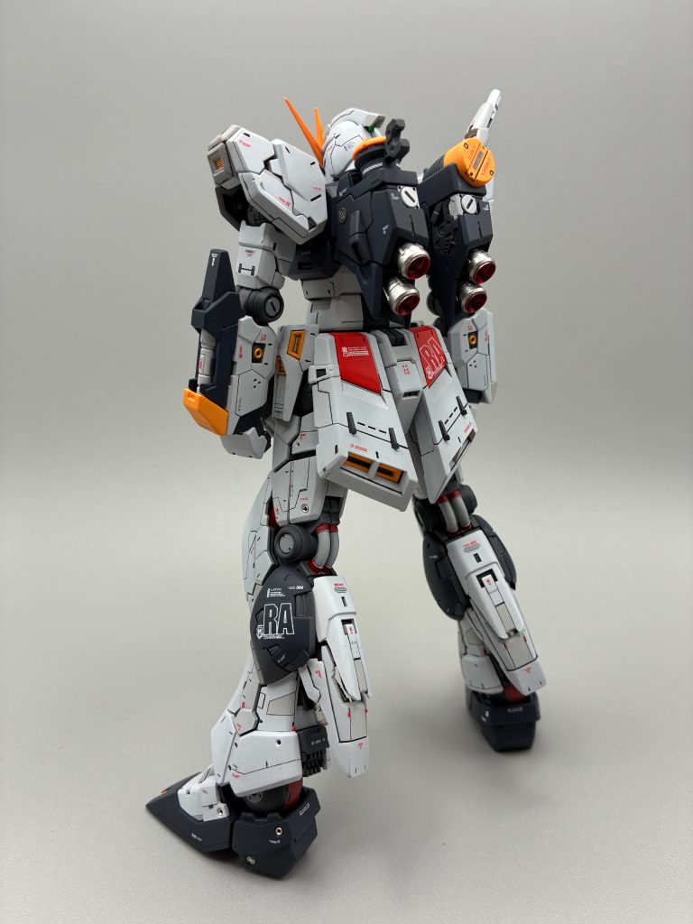 Ver.Kaのダブルバーニアに憧れて、バーニアカバーを分割し、ダブルバーニアに見えるように工夫しました。ちなみに、中のバーニアは１つのままですが、、、バーニアパーツはミカド屋さんのものに変更し、メタルパーツも各所使用しました。レッドチップも初めて使用してみました。