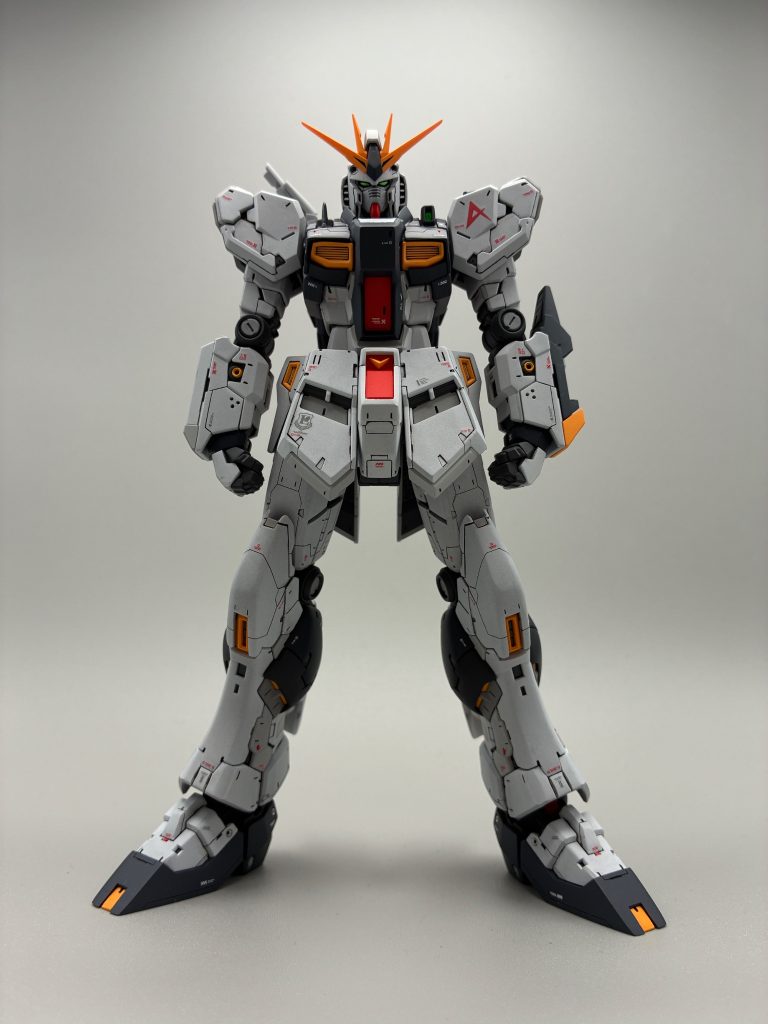 自分なりに、丁寧に作ることをテーマに製作しました。足元のディテール変更やつま先の延長、V字マークや胸部まわりなど各所のフチを薄く削ったり、整面したりして、エッジが出るよう処理しました。膝の分割を変えるために、下部パーツの一部を切断、上部に接着しなおしました。また、膝の内部フレームを削り、膝上のシリンダーを短縮して膝の曲がりが変更し、立ち姿がより美しくなるよう改修しました。
