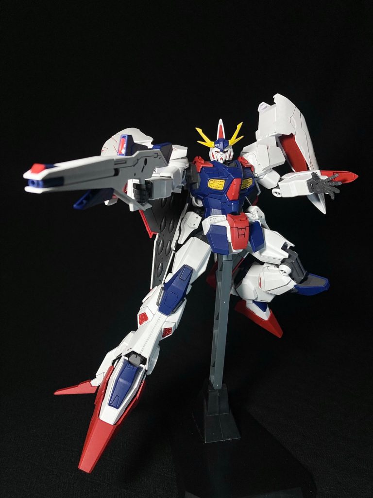 肩アーマーが大きくて接触するので、ポージングは大変でした。赤いスリッパパーツは着けようか迷いましたが、よりクセを出したかったので着けました。
