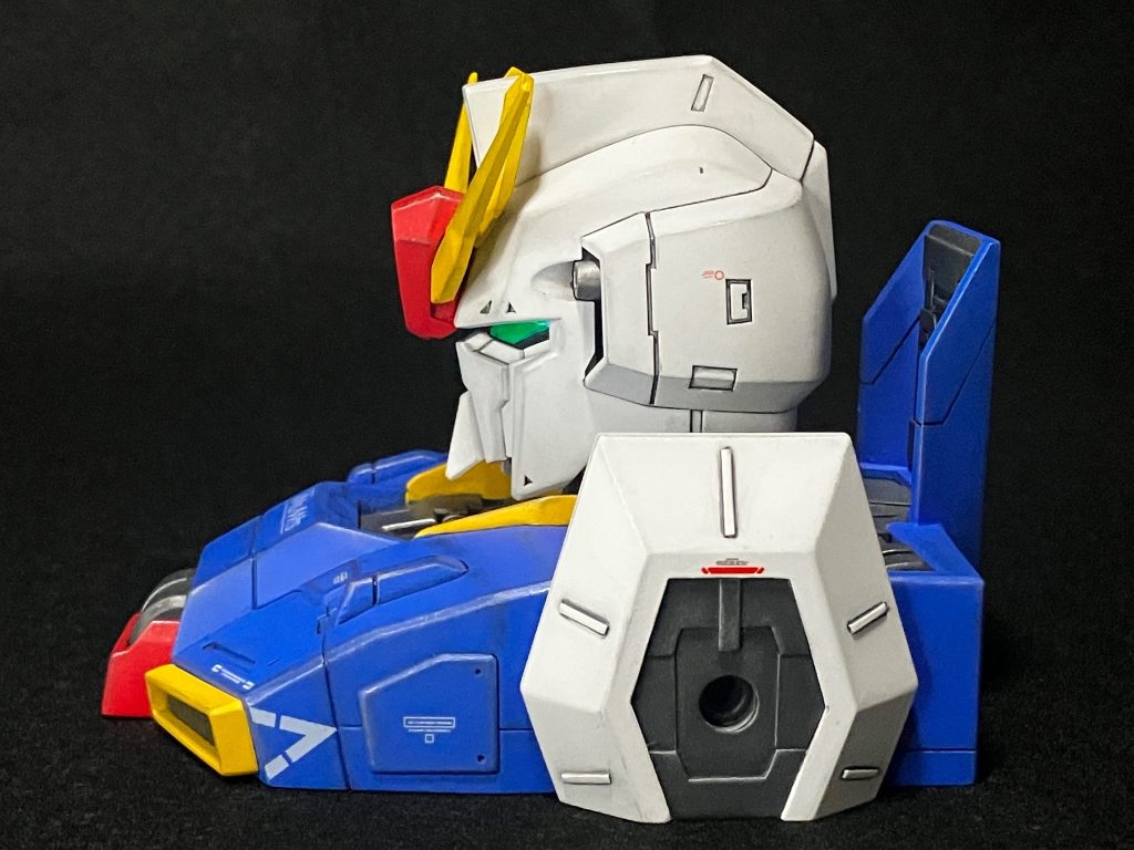 側面　白い肩パーツをプラ板で作り起こしてます。