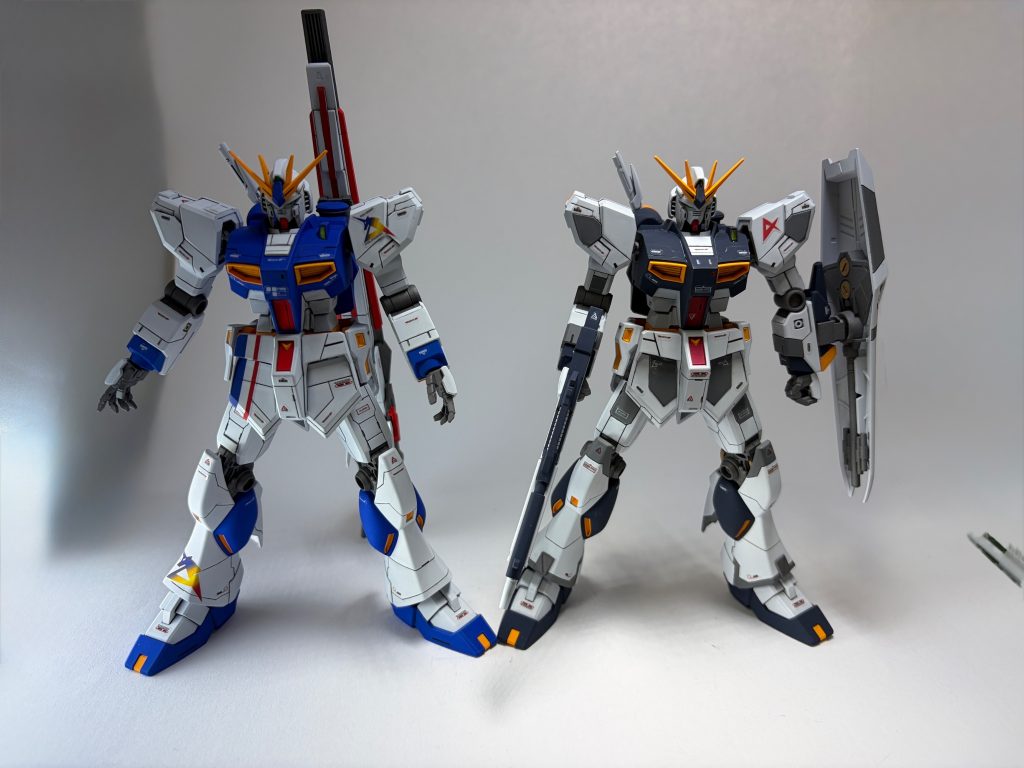 最後に前回制作した通常のEGνガンダムとツーショットです。やっぱりνガンダムは伊達じゃないですね！