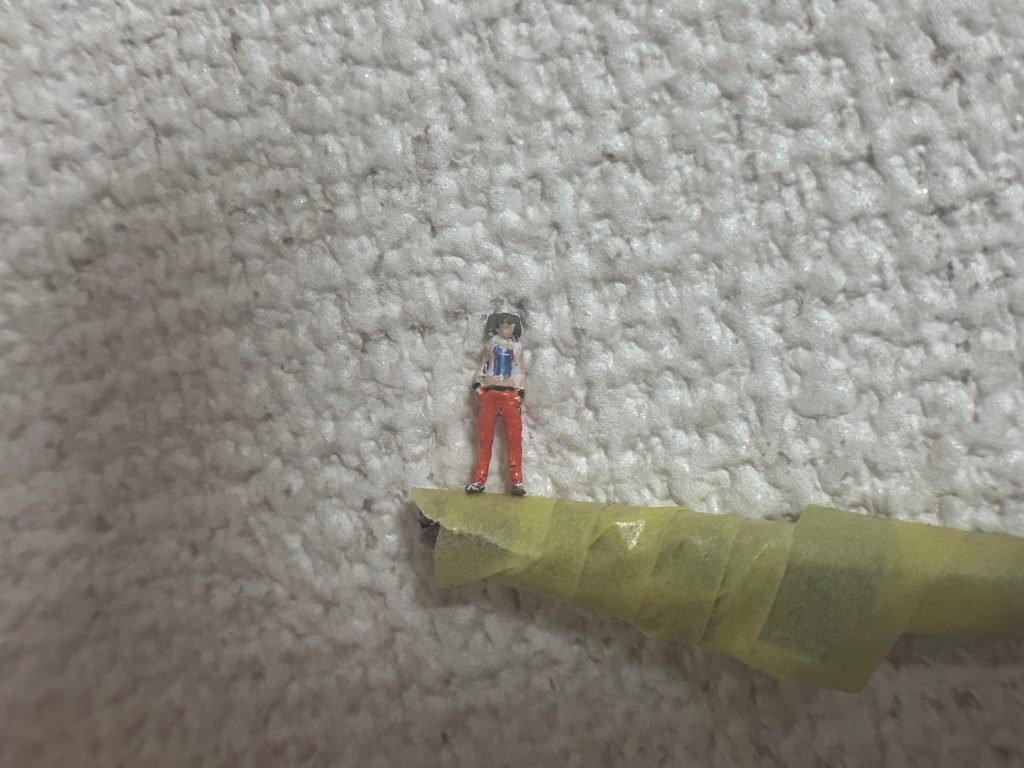 1/144サイズのハーラ。設定画をAIで3D化してプリンターで出力しました。塗装は鬼の様に目を凝らしてなんとか塗りました。
